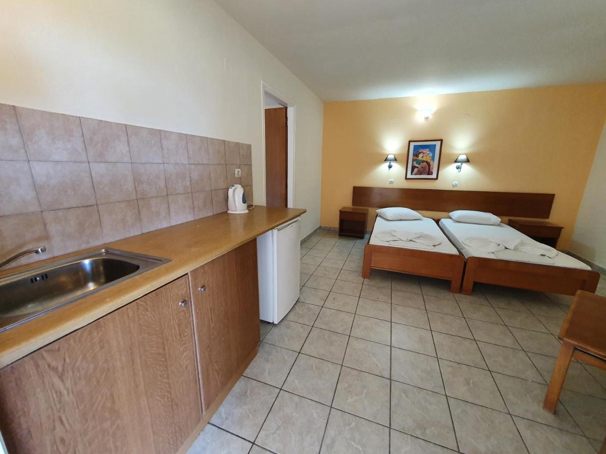 Vivian Hotel Лаганас Екстериор снимка